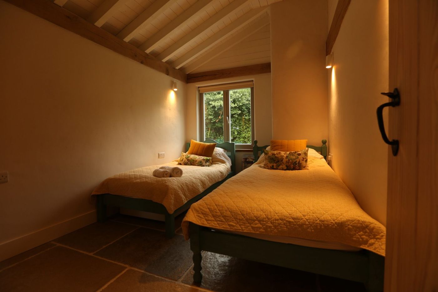The twin bedroom with two beds and a window to the garden